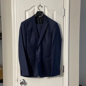 Express mens navy suit 
Jacket 42R
Pants 34x30
Worn ONCE!